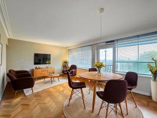 Morgan's Real Estate presents this beautiful 2-bedroom apartment close to the Cinquantenaire and all its amenities (public transport, shops, etc.). <br />The apartment consists of an entrance hall leading to all the rooms, a beautiful bright living room, a separate kitchen with a small balcony, 2 spacious bedrooms, and a bathroom. It also has a beautiful south-west facing terrace offering a view of the south of Brussels and an optional garage box (€25,000).<br />EPB ....<br />Information and visits : 02/430 24 86 or lukas@morgans.be