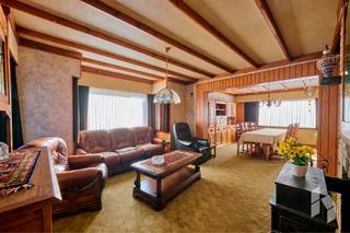 Centraal gelegen, halfopen woning met 3 slaapkamers gelegen op een perceel van 865 m².<br /><br /><strong>INDELING: </strong><br /><strong>Gelijkvloers:</strong> inkomhal, woonkamer, keuken, badkamer, toilet<br /><strong>Eerste verdieping: </strong>nachthal, 3 slaapkamers, toilet<br /><br /><strong>BIJZONDERHEDEN:</strong><br />- Houtkachel in woonkamer;<br />- rolluiken;<br />- kelder en zolder aanwezig;<br />- nabij Nederlandse grens.