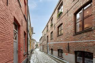 Ontdek dit instapklaar 1-slaapkamerappartement, gelegen in een rustige, autoluwe straat midden in het bruisende, historische centrum van Gent op...