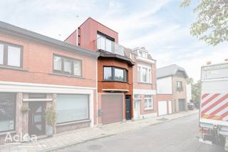 Volledig instapklaar duplex-appartement aan de rand van Gent. Het appartement werd recent volledig gerenoveerd. <br /><br />Indeling: <br /><u>0: </u>Privatieve inkomhal<br /><u>+1: </u> hall, lichtrijke eet-en leefruimte met open keuken, toilet, wasplaats, balkon en berging<br /><u>+2: </u>nachthal, slaapkamer met terras, badkamer en slaapkamer<br /><br />- centrale verwarming op aardgas<br />- elektriciteitskeuring is conform <br /><br />Het appartement is ook zeer geschikt als investeringspand!<br /><br /> Interesse? Aarzel dan niet om ons te contacteren voor een bezoek!