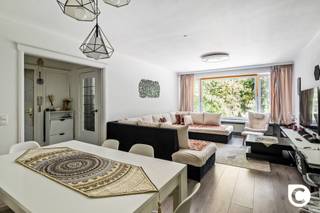 <p><span>Instapklaar hoek-appartement met 3 slaapkamers en terras!</span></p><p><span>Dit ruim en lichtrijk appartement ligt op de 1</span><span><sup>ste </sup></span><span>verdieping van een uitstekend onderhouden gebouw met toplocatie. Winkels, parken, scholen, horeca, sportfaciliteiten, openbaar vervoer en invalswegen zijn steeds vlakbij, evenals het bruisende Antwerpse stadsleven. Vanuit bijna elke ruimte kijkt u uit op de omringende natuurpracht, uw privacy is dan ook verzekerd. Met dank aan onder meer de HR ramen en de recente gevelisolatie heeft het appartement een gunstig EPC, bovendien is het ook asbestveilig en is de elektriciteit conform. Kortom, een garantie op kwalitatief en zorgeloos wonen en/of investeren daar het appartement momenteel verhuurd is.</span></p><p><span> </span></p><p><span>Inkomhal, leefruimte & keuken:</span></p><p><span>De aparte inkomhal op dambord tegelvloer huisvest een ingemaakte vestiaire, een kleine berging en de parlofoon. De leefruimte kijkt uit op het groen en ligt net als de slaapkamers op een prachtige blokjesparket, echter hebben de huurders hier ter bescherming een laminaat over gelegd. De keuken ligt aanpalend de woonkamer en omvat een keramisch vuur, dampkap, koelkast, vaatwasser en de aansluitingen voor wasmachine en droogkast. Toekomstgericht heeft u dus de mogelijkheid om de keuken open te trekken. De wederkerende blauwe tapijt-vloeren werden op initiatief van de huurders over de authentieke tegelvloeren gelegd en zullen uiteraard na het einde van de huur verwijderd worden. </span></p><p><span> </span></p><p><span>Nachthal, slaapkamers, badkamer & toilet:</span></p><p><span>Via de nachthal met ingemaakte kast bereikt u de badkamer, de slaapkamers en het aparte gastentoilet met groene mozaïek en handenwasser. Alle slaapkamers liggen op blokjesparket en 2 kamers verlenen rechtstreeks toegang tot het terras. De riante master geniet enorm veel lichtinval dankzij de hoekligging en de kleinere kamer voorziet in een ingewerkte kast. De badkamer is uitgerust met een bad/douche combinatie, een wasmeubel met spiegelkast, een 2e toilet alsook mechanische ventilatie.</span></p><p><span> </span></p><p><span>Terras, kelder, autostaanplaats & fietsberging:</span></p><p><span>Op het zuidwest-geörienteerd terras kan u in alle rust en stilte volop genieten van de groene omgeving, een streepje zon, al dan niet vergezeld van een goed glas wijn of sprankelend aperitief. De kelderberging is inbegrepen. De bovengrondse autostaanplaats is optioneel (€ 10.000). Fietsen kunnen zowel onder- alsook bovengronds steeds veilig gestald worden.</span></p><p><span> </span></p><p><span>Extra troeven:</span></p><p><span>- Toplocatie</span></p><p><span>- EPC B</span></p><p><span>- Elektriciteit conform</span></p><p><span>- Asbestveilig</span></p><p><span>- HR ramen</span></p><p><span>- ZW-terras</span></p><p><span>- Staat van het gebouw (recente terrassen, dak- en gevelisolatie/-renovatie,...)</span></p><p><span>- Kelder, fietsberging & autostaanplaats</span></p><p><span> </span></p>