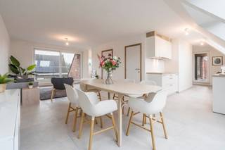 De grootste troef van dit appartement te koop zijn de zeer aangename, lichtrijke leefruimtes. Dankzij de grote glaspartijen geniet u de hele dag...