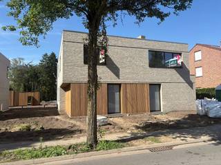 De nieuwbouwwoning biedt in zijn ontwerp een doordachte indeling die het comfort van het dagelijks leven verhogen.Bij het betreden van de gelijkvloerse verdieping kom je binnen in de inkomhal. Hier is er toegang tot een apart toilet en een praktische berging. De moderne keuken vormt het hart van de woning en is perfect geïntegreerd met de eetkamer en de gezellige woonkamer, waardoor een open en lichte leefruimte ontstaat.De eerste verdieping heeft drie slaapkamers. De nachthal beschikt over een handige technische berging en biedt toegang tot de badkamer. Ook is er op deze verdieping een tweede apart toilet.De volledig omheinde tuin met terras biedt privacy en is perfect voor zomerse barbecues of rustige momenten. Voor wie gemak zoekt, is er een aansluiting voor een robotmaaier, met de mogelijkheid om een robotmaaier als extra optie aan te schaffen. Bovendien beschikt het perceel over een eigen garage en een praktische fietsenberging.Diversen:- E-peil lager dan 20!- vloerverwarming op warmtepomp- eigen zonnepanelen- ventilatiesysteem D met warmterecuperatieGrijp deze kans en ontdek hoe deze nieuwbouwwoning uw woonwensen kan vervullen. Voor meer informatie en een afspraak, neem contact met ons op!