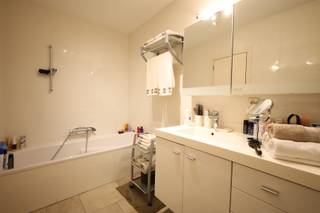 Dit fantastisch gelijkvloers appartement is niet alleen een plek om te wonen, maar een levensstijl die het beste van comfort, elegantie...