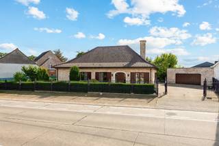 <p><span>Op een uitstekende locatie aan de Serskampsteenweg 232, op slechts enkele minuten van het gezellige centrum van Wetteren, bevindt zich deze instapklare, hoogwaardig afgewerkte villa. Deze woning combineert ruimte, modern comfort en duurzaamheid op een stijlvolle manier.</span></p><p><span> </span></p><p><span>Bij het betreden van de woning komt u binnen in een  inkomhal voorzien van praktische ingemaakte kasten. Aan de voorzijde bevindt zich een eerste slaapkamer. De lichtrijke leefruimte straalt warmte uit dankzij de aanwezige haard en sluit naadloos aan op de volledig ingerichte keuken met aanpalende bijkeuken/wasplaats. Het gelijkvloers beschikt bovendien over twee extra ruime slaapkamers en een zeer verzorgde badkamer, uitgerust met een heerlijk massagebad, een inloopdouche en een dubbele lavabo. </span></p><p><span> </span></p><p><span>Op de eerste verdieping bevindt zich een royale 4de slaapkamer met eigen sanitair. Daarnaast is er een grote zolder die tal van opbergmogelijkheden biedt of eventueel verder ingericht kan worden.</span></p><p><span> </span></p><p><span>Buiten geniet u op het ruime terras van de rustige en praktische tuin. Een grote troef voor autoliefhebbers, zelfstandigen of wie extra opslagruimte zoekt, is de zeer ruime dubbele garage waarin moeiteloos tot 3 voertuigen kunnen parkeren.</span></p><p><span> </span></p><p><span>Deze villa is uitzonderlijk goed geïsoleerd en met het oog op de toekomst uitgerust met  zonnepanelen en een nieuwe boiler voor een energiezuinig verbruik, met het EPC label B is deze dus klaar voor de toekomst! </span></p><p><span> </span></p><ul><li><span>EPC: 135 kWh/m²jaar – Label B</span></li><li><span>CV op gas</span></li><li><span>Asbestveilig </span></li><li><span>Houten kaders met dubbele beglazing</span></li></ul><p><span>Neem contact op met Quinten van Immo Zone via 0485/02.48.04 of quinten@immo-zone.be voor meer informatie of om een bezichtiging in te plannen.<br /><br />Alle beschikbare documenten zijn reeds te raadplegen via de website van Immo Zone.</span></p><p><span> </span></p>