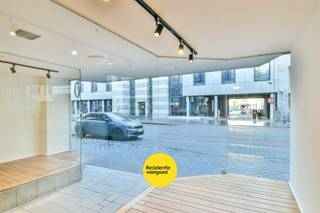 Centraal gelegen handelsruimte nabij de winkelstraat, de Mercator en het Leopoldpark. De handelszaak bestaat uit een winkelruimte, bergruimte,...