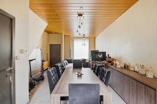 <p>KIJKDAG dinsdag 8/9 tussen 17u en 19u op afspraak. Brigitte@altro-vastgoed.be</p><p> </p><p>Zoekt u een vastgoedproject met potentieel dat u volledig naar eigen hand en smaak kunt inrichten? Deze op te frissen of te renoveren gezinswoning biedt een stevige basis, verrassend veel ruimte en een uiterst centrale ligging.</p><p><strong>Indeling en mogelijkheden</strong></p><ul><li><p><strong>Ruime leefruimte:</strong> Aangename en brede living met veel lichtinval en plaats voor een gezellige zithoek en eetplaats.</p></li><li><p><strong>Aparte keuken:</strong> Functionele keukenruimte met aansluitende praktische berging/wasplaats.</p></li><li><p><strong>Badkamer:</strong> Voorzien van de nodige basisvoorzieningen, uit te breiden of te moderniseren volgens eigen wens.</p></li><li><p><strong>3 volwaardige slaapkamers:</strong> Goede afmetingen, ideaal voor een gezin, thuiswerkplek of hobbyruimte.</p></li></ul><p><strong>Strategische ligging</strong> De locatie combineert het stadsleven met uitstekende bereikbaarheid. De woning bevindt zich op wandelafstand van het bruisende centrum van Aalst, met winkels, scholen en openbaar vervoer vlak bij de deur. Pendelaars genieten bovendien van een snelle verbinding dankzij de nabijgelegen oprit van de E40 (Brussel-Gent).</p><p>Een ideale opportuniteit voor handige starters, gezinnen of investeerders die waarde willen toevoegen op een gegeerde locatie.</p><p> </p><p><strong>Interesse?</strong> Contacteer ons vandaag nog voor meer informatie of om een bezoek in te plannen!</p>