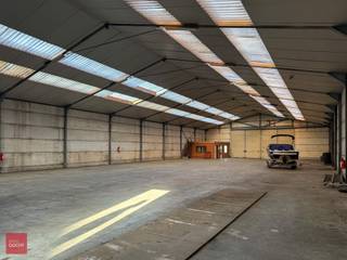 Zeer goed gelegen ruime villa met bijhorend magazijn, ideaal voor wie wonen en werken wil combineren.De villa omvat een inkomhal, lichtrijke living...