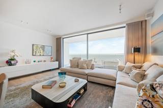 Uitzonderlijk appartement op de Zeedijk in het Zoute. Residentie <br />Des Nations, prestigieuze residentie tussen het Albertplein en het Driehoeksplein. <br />Het gelijkvloers bevat een royale lobby en een privaat zwembad, wellness, fitness en binnentuin. <br /><br />Indeling appartement : hal, vestiaire, toilet, prachtige living uitgevend op breed terras met schitterend zicht op zee en prachtige zonsondergang, ingerichte open keuken, drie slaapkamers waarvan één met complete badkamer (ligbad, dubbele lavabo, toilet) en aparte douchekamer. <br />Hoogwaardige afwerking. <br /><br />Mogelijkheid tot aankoop van een ruime garagebox in de residentie. Absoluut een bezoek waard.