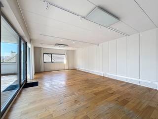 IDEAAL VOOR ONDERNEMERS DIE RUST EN BEREIKBAARHEID ZOEKEN * Ruim kantoor van 150m² op de eerste verdieping * Energiezuinig gebouw (2013) met A-label...