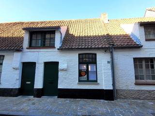 Dit GODSHUISJE werd knap gerenoveerd en bestaat uit: leefruimte met open NIEUWE keuken, zonnig TERRASJE, gastentoilet, slaapkamer, badkamer en toilet. Voorzien van warmtepomp voor verwarming én AIRCO! Uniek aanbod!  