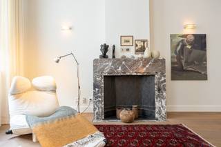 Wonen in een loft in de TheaterbuurtVerborgen achter de stad, op wandelafstand van het Theaterplein, ontvouwt zich een plek waar licht en stilte de...