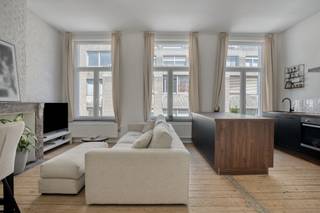 <p><span>Dit gezellige </span><span>appartement </span><span>staat te koop in de Lange Herentalsestraat in het </span><span>centrum van Antwerpen</span><span>. De ligging is </span><span>super centraal</span><span>, vlakbij winkels, parken, openbaar vervoer (Centraal Station) en op wandelafstand van de Meir.</span></p><p><span> </span></p><p><span>Achter de </span><span>prachtige gevel</span><span> schuilt een voormalig hotel dat in 2018 omgebouwd werd naar appartementen. Het appartement ligt op de tweede verdieping en geniet van </span><span>veel lichtinval </span><span>en </span><span>hoge plafonds</span><span>. Achteraan bevindt zich een ruim en super zonnig terras!</span></p><p><span> </span></p><p><span>Indeling</span></p><p><span>- gelegen op de tweede verdieping</span></p><p><span>- inkomhal</span></p><p><span>- aparte toilet</span></p><p><span>- woonkamer en eetkamer</span></p><p><span>- open geïnstalleerde keuken</span></p><p><span>- slaapkamer</span></p><p><span>- ruim terras (ca. 11m² vergund; nu ingericht als 24,5m² terras)</span></p><p><span>- badkamer met douche en lavabo</span></p><p><span>- ruime kelder (6m²)</span></p><p><span> </span></p><p><span>Algemeen gebouw</span></p><p><span>- geen lift</span></p><p><span>- gerenoveerd in 2018</span></p><p><span>- provisie 60 euro per maand</span></p><p><span>- individuele nutsvoorzieningen</span></p><p><span> </span></p><p><span>Troeven</span></p><p><span>- top locatie</span></p><p><span>- charmant appartement</span></p><p><span>- oppervlakte 57m² cfr. EPC</span></p><p><span>- momenteel verhuurd voor 890 + 20 euro/maand</span></p><p><span> </span></p><p><span>Ben jij geïnteresseerd in dit appartement koop in centrum Antwerpen, ben je op zoek naar ander vastgoed, een investering of wens je de waarde van jouw eigendom te kennen? Dan ben je bij BOLT immo aan het juiste adres! Wij helpen jou graag verder.</span><span> </span></p><p><span> </span></p>