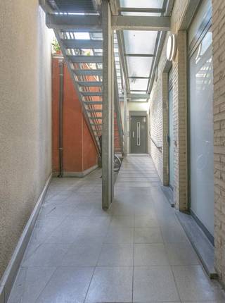 Ruim en gezellig 3-slaapkamerappartement te Sint-Jans-MolenbeekGelegen aan het kanaal nabij het openbaar vervoer, winkels en scholen, aan de overkant...