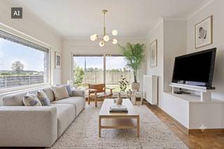 Deze woning ligt vlak bij het centrum van Aalter, scholen, winkels en het openbaar vervoer. Dankzij de snelle verbinding met de E40 is dit de perfecte uitvalsbasis voor woon-werkverkeer.<br /><br />Binnenkomen doet u in de inkomhal die meteen de toon zet voor de rest van de woning: modern en perfect onderhouden. De lichtrijke leefruimte vormt het hart van het huis en sluit naadloos aan op de volledig vernieuwde keuken, uitgerust met alle hedendaagse comfort.<br /><br />De woning is momenteel ingericht met één royale master bedroom annex dressing, maar de indeling biedt vlot de mogelijkheid tot het creëren van 2 volwaardige slaapkamers. De badkamer is modern afgewerkt en voorzien van alle nodige comfort.<br /><br />Via de grote raampartijen bereikt u de prachtig aangelegde, zuidwest georiënteerde tuin waar u in alle privacy van de zon geniet. Een praktische tuinberging, een eigen garage en een oprit met voldoende parkeerruimte maken het plaatje compleet.<br /><br />Dankzij de grondige renovatie is de woning bovendien volledig aangepakt, wat resulteert in een moderne, goed onderhouden, gelijkvloerse woning!<br /><br />Overtuigd van deze woning? Plan snel uw bezoek in!<br /><br />Bestuursmaatregelen in het maatregelenregister: nee<br /><br />Deze AI-visualisaties zijn bedoeld als inspiratie. Er werd geen rekening gehouden met technische specificaties, stedenbouwkundige voorschriften of de concrete mogelijkheden tot realisatie.