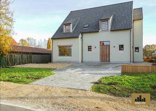 Op zoek naar een ruime, hedendaagse woning waar comfort, kwaliteit en energiezuinig wonen samenkomen? Deze moderne villa uit 2019 beschikt over een bewoonbare oppervlakte van 299 m² en is gelegen op een mooi perceel van 15 are 33 centiare. Dankzij de hoogwaardige afwerking, de doordachte indeling en het gunstige EPC-label B (119 kWh/m²) is dit een instapklare gezinswoning die klaar is voor de toekomst.<br /><br />De woning bevindt zich in een rustige, residentiële omgeving, terwijl alle dagelijkse voorzieningen zich op korte afstand bevinden. Winkels, scholen, openbaar vervoer en het centrum van Alken zijn vlot bereikbaar. Ook de verbindingen naar Hasselt, Sint-Truiden en de E313 zorgen voor een uitstekende mobiliteit.<br /><br /><strong>Indeling</strong><br /><br />Bij het betreden van de woning komt u in een ruime inkomhal met gastentoilet. Van daaruit bereikt u de volledig ingerichte leefkeuken met gezellige eetplaats, die naadloos aansluit op de lichtrijke leefruimte. De woonkamer biedt een aangename leefomgeving en wordt aangevuld met een afzonderlijk bureau, ideaal voor wie regelmatig van thuis uit werkt.<br />Daarnaast beschikt het gelijkvloers over een praktische berging. Er zijn bovendien reeds water- en afvoeraansluitingen voorzien, waardoor eenvoudig een extra badkamer kan worden ingericht. In combinatie met de bestaande bureauruimte kan zonder grote verbouwingswerken een slaapkamer met badkamer op het gelijkvloers worden gerealiseerd. Hierdoor leent de woning zich perfect tot levenslang en comfortabel wonen.<br />De eerste verdieping omvat drie ruime slaapkamers, twee volledig uitgeruste badkamers en een apart toilet. De master bedroom beschikt over een royale dressing en een ensuite badkamer met ligbad, inloopdouche, dubbele wastafel en toilet. De tweede badkamer is uitgerust met een douche en dubbele wastafel en biedt alle comfort voor de overige slaapkamers.<br /><br /><strong>Buitenruimte</strong><br /><br />De aangelegde tuin vormt een heerlijke plek om te ontspannen en sluit aan op een ruim overdekt terras waar u in alle seizoenen van het buitenleven kunt genieten. Verder is er een praktisch tuinhuis aanwezig. De woning beschikt niet over een kelder.<br /><br /><strong>Afwerking</strong><br /><br />Doorheen de volledige woning werd gekozen voor kwalitatieve en duurzame materialen. Op het gelijkvloers zorgen getrommelde travertintegels in de inkomhal, keuken, eetruimte, berging en het gastentoilet voor een tijdloze uitstraling. De woonkamer en bureauruimte zijn afgewerkt met een elegante parketvloer, terwijl de trap werd uitgevoerd in natuursteen.<br />Ook op de verdieping werd dezelfde kwaliteitslijn doorgetrokken. De slaapkamers, dressing, nachthal en het afzonderlijke toilet zijn voorzien van parket, terwijl de badkamers stijlvol werden afgewerkt met travertintegels.<br />De keuken is volledig uitgerust met alle hedendaagse comfort, waaronder een koelkast, diepvriezer, combi-oven, vitrokeramische kookplaat en dampkap. Dankzij de geïntegreerde eetruimte vormt ze een gezellige ontmoetingsplaats voor het hele gezin.<br />Deze villa biedt een unieke combinatie van ruimte, wooncomfort, kwalitatieve afwerking en energiezuinigheid. De flexibele indeling, met de mogelijkheid om gelijkvloers te wonen, maakt deze eigendom bovendien bijzonder toekomstgericht en geschikt voor uiteenlopende woonbehoeften.