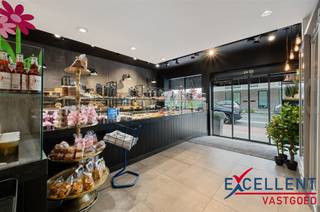 Bent u op zoek naar een ideale combinatie van wonen en werken? Dan is dit uitzonderlijk pand precies wat u zoekt! Gelegen op een strategische...