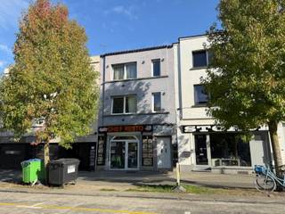 In de stadrand van Aalst, nabij scholen en volle centrum deze goed gelegen multifuctionele handelsruimte<br />130 m2 benutbare oppervlakte<br />Sanitair aanwezig<br /><br /><span>✅ Horeca toegestaan</span>
