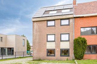 Dit pand, oorspronkelijk gebouwd in de jaren '70, is gemoderniseerd en voldoet aan de hedendaagse eisen. Het is uitgerust met 14 zonnepanelen en...