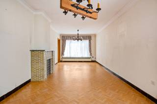 Te moderniseren woning met garage op een ruim perceel van ca. 1.484 m².Indeling en omschrijving:U betreedt de woning via de inkomhal met de trap naar...