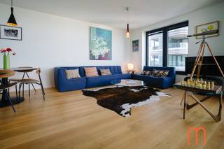 Dit recent appartement in de residentie Ensor Tower, gelegen op de <u>16de verdieping</u> aan de Oosteroever, biedt een <strong>prachtig uitzicht op de zee</strong> en de kustlijn richting Knokke.<br /><br />De ruime inkom leidt naar een lichte woonkamer met grote ramen die een adembenemend panorama onthullen. Het <strong>ruime terras</strong> is ideaal om van dit uitzicht te genieten.<br />De moderne open keuken is perfect geïntegreerd in de leefruimte, waardoor een gezellige en praktische sfeer ontstaat.<br />Het appartement beschikt over twee comfortabele slaapkamers, beide met toegang tot een tweede terras met eveneens een schitterend uitzicht.<br />Een derde ruimte biedt veelzijdige mogelijkheden, bijvoorbeeld als bureau of logeerkamer.<br />De stijlvolle badkamer is uitgerust met een douche, lavabo en toilet.<br /><br />Daarnaast is er de mogelijkheid om een <strong>gesloten garagebox</strong> aan te kopen onder de residentie.<br /><br />Dit is een perfect appartement voor wie houdt van comfort, stijl en een unieke locatie aan zee.<br /><br />KI (appartement) : € 991<br />KI (garagebox) : € 107<br />Oppervlakte appartement : 80 m² + 19 m² terrassen<br />Mogelijkheid tot aankoop van garagebox (nr 24) onder de residentie<br />Bouwjaar : 2022, verkoop onder registratie<br />Verwarming : aangesloten op het warmtenet<br />Vaste kosten : € 110 per maand<br />EPB : in opmaak