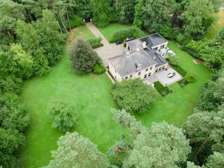 Ontdek deze imposante villa, schitterend gelegen op een riant perceel van 15.088 m², op een uitstekende locatie nabij Golfclub Rinkven en natuur, ideaal voor fiets- en wandelliefhebbers. Deze eigendom combineert een uitzonderlijke woonkwaliteit met de mogelijkheid tot werken aan huis, omringd door rust, groen en privacy.<br /><br /><strong>Indeling</strong><br />Bij binnenkomst betreedt u een indrukwekkende inkomhal met gastentoilet en vestiaire. Van hieruit heeft u toegang tot twee afzonderlijke bureauruimtes, ideaal voor professioneel gebruik of thuiswerk, en tot de royale leefruimte.<br /><br />De ruime woonkamer met zithoek en eetkamer baadt in het licht dankzij de grote raampartijen en sluit naadloos aan op de ruime leefkeuken. Deze is volledig uitgerust met hoogwaardige toestellen, een gezellige open haard, en biedt een panoramisch uitzicht op de prachtig aangelegde tuin. Aansluitend vindt u een praktische bijkeuken, die directe toegang geeft tot de inpandige garage en het binnenzwembad.<br /><br />Uniek aan deze woning is het volledig geïntegreerde zwembad en infrarood sauna. Hier geniet u het hele jaar door van pure ontspanning. Dankzij de grote ramen heeft u een prachtig zicht op de tuin en directe toegang tot een terras.<br /><br />De ruime, inpandige garage biedt plaats aan twee wagens. In de kelder bevinden zich de technische installaties, bergruimte en de zwembadinstallatie.<br /><br />Op de eerste verdieping bevindt zich een royale nachthal met vide, die toegang geeft tot de indrukwekkende mastersuite. Deze omvat een ruime slaapkamer, een aparte dressing en een luxueuze badkamer met ligbad, inloopdouche, dubbele wastafel en toilet. Verder vindt u hier nog twee grote slaapkamers, die een tweede badkamer delen.<br /><br />De volledig afgewerkte tweede verdieping doet momenteel dienst als zelfstandig appartement met woonruimte, slaapkamer en eigen badkamer, ideaal als gastenverblijf of au pair.<br />De zorgvuldig aangelegde parktuin biedt volledige privacy en rust. Meerdere zonneterrassen geven u de mogelijkheid om op elk moment van de dag van de buitenlucht te genieten, in alle discretie.<br /><br /><strong>Bijzonderheden</strong><br />+ Uitgebreide renovatie en uitbreiding in 2010<br />+ Totale perceeloppervlakte: 15.088 m²<br />+ Grote bewoonbare oppervlakte, ideaal voor grote gezinnen of woon/werkcombinatie<br />+ Vloerverwarming, CV op gas, alarmsysteem, videofoon, waterontharder, tuinverlichting, beregeningssysteem, regenwaterput, automatische toegangspoort.<br />+verwarmd binnenzwembad met sauna <br />+Elektra conform, asbestvrij, EPC= B
