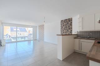 Cet appartement de 2 chambres bien entretenu à vendre est situé dans un emplacement privilégié au cœur de Mariakerke (Ostende). Cet appartement lumineux est situé au quatrième étage de la résidence Zuidzande et constitue l'opportunité idéale pour ceux qui recherchent le confort, la paix et la proximité de la mer. La plage, les transports en commun et de nombreuses commodités locales sont accessibles à pied.<br /><br />Disposition<br />- hall d'entrée<br />- espace de vie lumineux <br />- cuisine ouverte équipée d'un évier double, d'un four combiné, d'une cuisinière vitrocéramique et d'un réfrigérateur avec congélateur.<br />- débarras séparé avec raccordement pour machine à laver<br />- salle de bain avec meuble de toilette avec double vasque et baignoire<br />- chambre 1 (11m²) <br />- chambre 2 (14 m²)<br />- terrasse ensoleillée et calme à l'arrière, accessible par les chambres<br />- toilettes séparées avec lave-mains<br /><br />La résidence est bien entretenue et dispose d'un local à vélos commun facilement accessible au rez-de-chaussée.<br /><br />Trump<br />- emplacement idéal au cœur de Mariakerke, près de la plage et du front de mer<br />- entièrement prêt à emménager et bien entretenu<br />- deux chambres complètes<br />- terrasse ensoleillée et calme à côté des chambres avec vue dégagée<br />- inspection électrique positive<br />- excellent score Mobiscore de 9,1/10<br /><br />Êtes-vous intéressé par ce bel appartement à vendre à Ostende ? Contactez-nous rapidement pour une visite sur place !<br /><br />Registre des mesures: non
