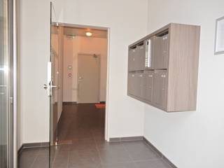 Een uiterst gezellig en instapklaar lichtrijk appartement (bouwjaar 2013) gelegen op de derde verdieping. Het appartement heeft 2 terrassen, 1 aan de voorzijde en een groot zuidgericht terras achteraan.<br /><br />Indeling: inkom - living met veel lichtinval bestaande uit een eet- en zithoek - open ingerichte keuken - 1 ruime slaapkamer - gastentoilet - badkamer (bad, lavabomeubel) - washoek.<br /><br />Algemeen:<br />- Op wandelafstand van buurtwinkels, bakkers, beenhouwers...<br />- Gunstige EPC-score 170 - label B<br />- Blanco bodemattest<br />- Conforme elektriciteitskeuring<br />- Vrij bij akte<br />- Vg, Wg, Gmo, Gvkr, Gvv<br /><br />Mogelijkheid tot aankoop van een garage.<br />Prijs: € 25 000.