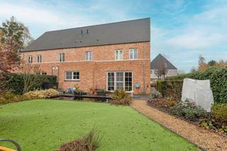 In een rustige, doodlopende straat in Tremelo vind je deze charmante halfopen bebouwing. Een ideale plek voor wie houdt van privacy, comfort en...