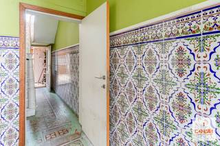 Deze woning<strong> </strong>is gelegen binnen de ring van Gent<strong> in de Brugse Poort</strong> en op fietsafstand van het historisch stadscentrum. Dankzij verschillende invalswegen en het openbaar vervoer staat u zo op uw bestemming. U heeft verschillende winkels, scholen en het <strong>natuurreservaat Bourgoyen-Ossemeersen</strong> in de buurt.<br /><br />U komt de woning binnen via een ruime inkomhal die toegang biedt naar de leefruimte, met <strong>open keuken</strong>, en de eerste slaapkamer. Grenzend aan de keuken vindt u de badkamer, apart toilet en toegang tot de<strong> gezellige stadstuin</strong>.<br /><br />Op het 1e verdiep bevinden zich de tweede en derde slaapkamer. Verder naar het 2e verdiep vindt u de vierde en grootste slaapkamer.<br /><br />De woning is verhuurd tot 01/09/2026<br /><br />Wenst u deze woning te bezoeken? Neem gerust contact op met ons voor een afspraak 09 278 88 88.