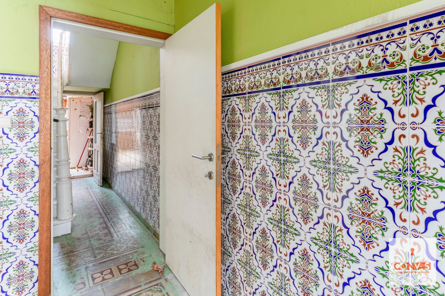 Op te frissen rijwoning met vier slaapkamers - foto 2