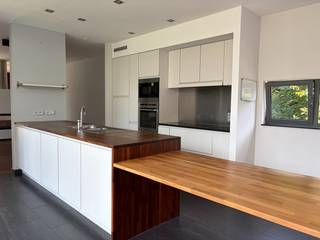 Deze <strong>eigentijdse woning</strong> heeft alles waarnaar je op zoek bent. De <strong>ruimte</strong> die je hier hebt binnenshuis en buiten is ongezien. <br />Extra troef: in de prijs is een<strong> groot stuk landbouwgrond</strong> van maar liefst <strong>3.900 m²</strong> inbegrepen, ideaal voor wie op zoek is naar extra ruimte, privacy of diverse gebruiksmogelijkheden. Waar kan je dit tegenwoordig nog vinden!<br />Een unieke kans voor wie rustig en ruim wil wonen in een hoogwaardige omgeving met een prachtig uitzicht op het omliggend platteland.<br />De villa omvat een <strong>stijlvolle inkomhal met vestiaire</strong>, een apart gastentoilet, een bureau en een ruime wasplaats. Daarnaast is er een <strong>praktische, koele berging</strong> die rechtstreeks in verbinding staat met de keuken, ideaal voor extra opslag en gebruiksgemak.<br />De woning beschikt over een<strong> volledig ingerichte keuken</strong> met centraal eiland, die overgaat in de eetplaats en een gezellige zitkamer, wat zorgt voor een aangename en <strong>open leefruimte</strong>.<br />Via de trap bereikt u de eerste verdieping, waar zich <strong>drie volwaardige slaapkamers</strong> bevinden, waaronder 1 ruime master bedroom met dressing en aparte badkamer. Om het volledig af te maken heb je verder nog een <strong>tweede badkamer</strong> en nog een apart toilet.<br />Buiten is er een <strong>zonnig terras</strong>, <strong>grote tuin</strong> met tuinhuis, buitenberging en<strong> ver uitzicht</strong>. Er is ook een <strong>carport</strong> voor twee auto's.<br />Het EPC behaalt momenteel label C (253 kWh/m²) maar mits een kleine aanpassing aan de verwarming kan je al snel een label A halen.<br />De plannen van deze villa kan u opvragen via ons kantoor.<br />Dit is een unieke kans om eigenaar te worden van een<strong> villa met uitzonderlijk veel grond</strong> aan deze prijs!<br /><br />Interesse? Waag je kans en maak een afspraak via tel.<strong> 09 330 61 04 </strong>of via info@vastgoedminnaert.be<br />