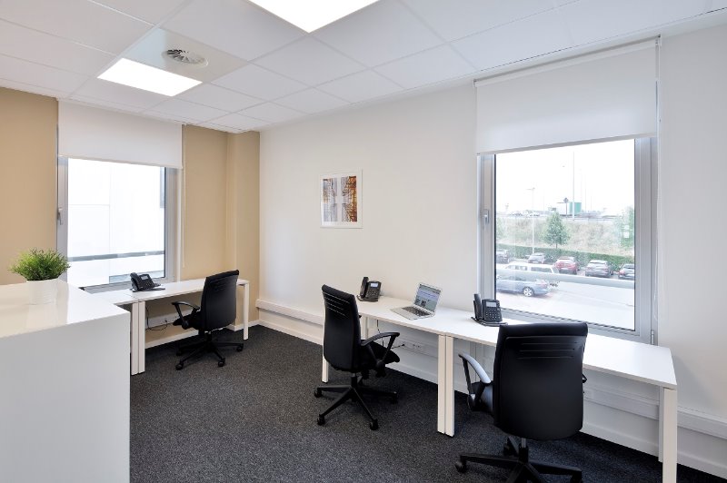 <p><span><strong><span>Bureaux</span> <span><span>à service complet à Courtrai à louer</span></span></strong></span></p> - photo 2