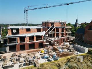 <p><span>Maak kennis met het prachtige project "Den Hamel", een residentieel appartementencomplex in Deurne. Deze ontwikkeling straalt moderniteit en comfort uit, perfect gelegen in een charmante omgeving.</span></p><p><span> </span></p><p><span>De architectuur van "Den Hamel" is een harmonieuze mix van eigentijds ontwerp en functionele ruimte, met ruime woonkamers die baden in natuurlijk licht dankzij grote ramen. Elk appartement beschikt over een elegant ingerichte keuken, voorzien van moderne apparatuur en hoogwaardige afwerkingen.</span></p><p><span> </span></p><p><span>De ruime, zuid gerichte, overdekte terrassen vormen een ideale plek om te ontspannen en te genieten van het groene uitzicht.</span></p><p><span> </span></p><p><span>B1.01 is een knap appartement op de 1ste verdieping van 105m2 - 2slaapkamers - terras van 10m2</span></p><p><span> </span></p><p><span>Het project is gelegen in een prachtige groene omgeving en heeft een uitstekende bereikbaarheid zowel naar Diest als Tessenderlo. </span></p><p><span>Kies voor je voor "Den Hamel" dan kies je voor comfortabel wonen op een zeer mooie locatie. Mis deze kans niet en maak vandaag nog een afspraak voor een uitgebreide presentatie van dit project.</span></p><p><span>Bel Immodiest 013/31.25.22.</span></p><p><span> </span></p>
