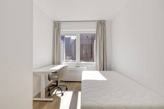 <p>**Luxueus studeren in hartje leuven**<br /><br />In de Ravenstraat bevindt zich deze volledig gerenoveerde residentie, gelegen pal in het centrum van Leuven. Op slechts een steenworp van het Ladeuzeplein en op wandelafstand van het station en de Bondgenotenlaan geniet je hier van een uiterst centrale ligging.<br /><br />De residentie omvat 15 studentenkamers, waarvan 14 met gedeelde sanitaire voorzieningen en één kamer met een volledig privatieve badkamer, aangevuld met een éénslaapkamerappartement. Alle units worden volledig bemeubeld aangeboden en zijn uitgerust met een eigen ontbijthoek.<br /><br />Daarnaast beschikt het gebouw over een gemeenschappelijke keuken die volledig is ingericht, zodat studenten naar wens kunnen koken. Er is eveneens een afvallokaal voorzien. Op elk verdiep is er een toilet voorzien die de studenten kunnen delen. Het pand wordt opgeleverd in april 2026 en zal afgewerkt zijn met kwalitatieve materialen en een hoogwaardige afwerking.<br /><br />Interesse in een bezoek ter plaatse? Met plezier! Contacteer onze Expert Investeringsvastgoed Jacky: 0495 53 46 49 of jacky@connect-immo.be<br /><br />EPB Startverklaring</p>
