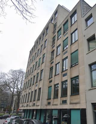 Le bâtiment est situé au coeur quartier européen, entre la Rue Belliard et la station de métro Trône. Proximité immédiate avec le Parlement Européen et la Gare du Luxembourg. Nombreuses facilités da,ns les environs (commerces, restaurants, fitness...).<br />Facilement accessible par le transport public!<br />Parking disponible! (1.300 euro/emplacement/an).