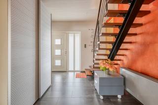 <p>Instapklare woning op een bijzonder gegeerde locatie aan de rand van de stad, nabij de levendige vaartkom, op fietsafstand van het bruisende centrum van <span><span>Leuven en op wandelafstand van school Bleydenberg</span></span>. Hier woont u in alle rust, met de levendigheid van de stad binnen handbereik.<br /><br /></p>
<p>Deze ruime woning verwelkomt u met vijf volwaardige slaapkamers en twee badkamers, een nieuwe keuken van topklasse (Bulthaup), extra bureauruimte interessant voor thuiswerkers, kortom ideaal voor een gezin dat ruimte en comfort weet te waarderen. Doorheen de jaren (1998 tot heden) werd de woning met zorg en aandacht gerenoveerd, waardoor ze vandaag een warme en verzorgde thuis biedt. Dankzij de aanwezige zonnepanelen en een EPC-label C is de woning bovendien energiezuiniger. De woning beschikt tevens over een gezellig omsloten tuin met aangelegd terras. <br /><br /></p>
<p>De volledige onderkeldering en garage zorgen voor praktisch gemak, terwijl de aanwezige sauna uitnodigt tot ontspanning na een drukke dag. Vanuit de woning geniet u van een mooi, open uitzicht op de tuin en de stad.<br /><br /></p>
<p>Top gelegen nabij belangrijke invalswegen (E314/E40), school Bleydenberg, bushalte, supermarkten en UZ Gasthuisberg!<br />Een unieke kans voor wie op zoek is naar een warme thuis op een toplocatie.</p>