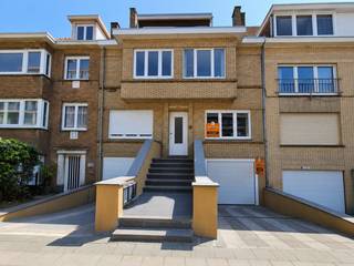 Dit appartement is gelegen in een kleinschalige residentie op een uitstekende centrale ligging in Nieuwpoort-Bad, op slechts enkele stappen van het strand, de winkels en het openbaar vervoer. Dankzij deze toplocatie is het appartement niet alleen ideaal als tweede verblijf, maar ook bijzonder interessant als investering met een mooi verhuurpotentieel.<br />De indeling omvat een lichtrijke woonkamer met ingerichte keuken, een ruime slaapkamer en een badkamer voorzien van een ligbad, wastafel en toilet.<br />Inclusief in de prijs, een afgesloten garagebox met elektrische poort (ca. 5,66 m x 2,98 m) met privéparkeerplaats voor de garage, evenals een privatieve kelder op niveau -2 met exclusief gebruiks- en genotsrecht.<br />Enkele foto's in deze publicatie werden digitaal ingericht a.d.h.v. renders. Deze visualisaties tonen inrichtingsmogelijkheden van het appartement en dienen uitsluitend ter illustratie.