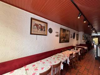 Een welgelegen pand bestaande uit een handelsgelijkvloers (tot heden het bekende<br />restaurant Horse House) + duplex appartement. <br /><br />Op het gelijkvloers: restaurant (45.50m²), keuken (19.10m²), bergplaats + sanitair (15.00m²); <br />Op de eerste verdieping: hal met trap, woonkamer (25.00m²), kamer 1 (13.40m²), berging;<br />Op de tweede verdieping: overloop, kamer 2 (13.75m²), badkamer (toilet, douche, wastafel);<br />Verder: ruime kelder.<br /><br />Buitenschrijnwerk PVC dubbel glas - Centrale verwarming op aardgas<br />Perceeloppervlakte: 90 ca - kadastraal inkomen: 1.219EUR<br /><br />Stedenbouwkundige inlichtingen aanwezig op kantoor.<br /><br />Info + bezoek: Peter Logist - 0475/25.76.66