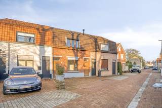 Langs de Kruisstraat te Sijsele (Damme) bevindt zich dit huis te koop op een perceel van 144m² met 3 slaapkamers, buitenruimte en 1 parkeerplaats...