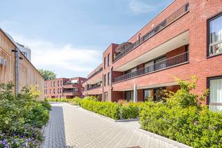 Dit moderne en energiezuinige appartement is uitstekend gelegen te Boom en biedt alles wat u nodig heeft om zorgeloos en kwalitatief te wonen.Het recreatiedomein "De Schorre", de gezellige Kaai en het centrum liggen allemaal op wandelafstand. Dankzij de centrale ligging bent u bovendien via de belangrijke invalswegen A12 en E19 in een mum van tijd in Antwerpen, Brussel, Mechelen of Lier. Ook het openbaar vervoer en het treinstation liggen vlakbij.Het pand is een officieel BEN-appartement (Bijna-Energieneutraal) met een uitstekend E-peil en beschikt bovendien over een eigen zonnepaneel. De indeling van dit gezellige appartement is als volgt:- Inkomhal- Woonkamer: een lichte en aangename leefruimte met een open en volledig ingerichte keuken, voorzien van alle hedendaagse comfort - Een overdekt Zuid-terras van 5m²- Eén slaapkamer - Badkamer: een moderne badkamer uitgerust met een comfortabele inloopdouche, toilet en wastafelOndergrondse autostaanplaats voorzien van de nodige infrastructuur voor eventueel een elektrisch laadstation.Kelderberging en een gemeenschappelijke fietsenbergingDit appartement is geschikt voor jonge koppels of alleenstaanden die bewust compacter willen wonen, maar het is door de sterke huurmarkt in Boom tevens een uitstekende opportuniteit voor investeerders die rendabel vastgoed willen kopen.Bent u benieuwd naar deze unieke kans in Boom? Neem dan snel contact met ons op voor meer informatie of om een bezoek in te plannen.Bestuursmaatregelen in het maatregelenregister: nee