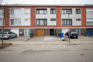 <p><span>HOBOKEN | RUIME BEL-ETAGE MET VIER SLAAPKAMERS, GARAGE, OPRIT EN TUIN OP EEN TOTALE OPPERVLAKTE VAN 243m² | EPC B | BEWOONBARE OPPERVLAKTE 210m² | </span></p><p><span>Indeling als volgt: gelijkvloers: oprit - ruime inkomhal - inpandige garage met automatische poort - wasplaats/bergplaats - praktijkruimte of slaapkamer - zonnige tuin met tuinhuis.</span></p><p><span>Eerste verdieping: traphal - badkamer met douche, hangtoilet en lavabomeubel - grote, lichtrijke leefruimte met open, volledig geïnstalleerde keuken - terras. </span></p><p><span>Tweede verdieping: traphal - badkamer met douche, hangtoilet en lavabomeubel - drie ruime slaapkamers - tussenkamer ideaal als dressing of bureel. </span></p><p><span>Solide betonconstructie - Gevel-breedte zeven meter - Asbestveilig. </span></p><p><span>Deze woning is uitstekend gelegen in een groene omgeving en rustige woonwijk in de onmiddellijke omgeving van openbaar vervoer, scholen, park en grootwarenhuis. </span></p><p><span>Goede verbinding met de grote uitvalswegen. Met de (elektrische) fiets bereikt u via de nieuw aangelegde fietspaden vlot Antwerpen-centrum. </span></p><p><span> </span></p>