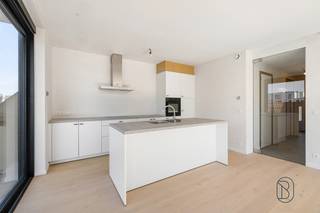 Te koop: Penthouse met prachtig terras op topligging in Waregem

Op de hoek van de Holstraat en de Guido Gezellestraat in Waregem bevindt zich Residentie Vignoble, een kleinschalig en kwalitatief nieuwbouwproject met 5 appartementen en 1 handelsruimte. 

Wat maakt dit project uniek?
De appartementen werden ontworpen door Embo architecten met oog voor duurzaamheid en wooncomfort. Elk appartement is uitgerust met warmtepompen en vloerverwarming, grote raampartijen en parketvloeren. 

Indeling: apart toilet, technische ruimte, extra berging, badkamer, 2 slaapkamers en leefruimte met open keuken. Terras aan de leefruimte + bijkomend terras. 

Een bijkomende troef is de mogelijkheid tot aankoop aan 6% BTW. Mogelijkheid tot aankopen staanplaats. 

Voor wie is dit ideaal?
Ideaal voor mensen die op zoek zijn naar een duurzaam en modern appartement op een toplocatie in Waregem.

Te koop via Immo Beguin, jouw vastgoedexpert sinds 2009, met kantoren in Ronse, Waregem, Kortrijk, Deinze, Doornik en Lessines.
Meer info of bezoek via emiel@immobeguin.be