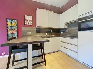 Gelegen in het centrum van Gent. <br />Indeling als volgt: lichtrijke leefruimte met keuken en slaapkamer met en-suite badkamer voorzien van douche en enkele lavabo.<br /><br />Huurprijs: €730 + 60<br />Beschikbaar vanaf 01/07/2026
