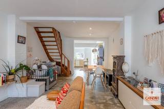 Deze toffe instapklare en lichtrijke woning werd recent gerenoveerd, beschikt over twee slaapkamers en een aangename zuidgerichte tuin.  Op het...