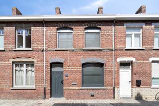 Huis te koop in Ieper met 3 slaapkamers en stadstuin nabij de Vestingen. Deze woning in de Tegelstraat 24 is uitermate geschikt voor wie een woning zoekt in het historische centrum van Ieper. De woning is instapklaar en heeft een leuke stadstuin. Deze woning is ook erg interessant als investering! Bezoekmoment op afspraak op zaterdag 1 augustus om 10u00.<br /><br />INDELING<br />Gelijkvloers: Inkomhal - woonkamer met salon en eetplaats - geïnstalleerde keuken - badkamer met lavabomeubel en douche - aanbouw met toilet en aansluitingen voor wasmachine.<br /><br />Eerste verdieping: Twee slaapkamers<br /><br />Tweede verdieping: Derde slaapkamer en bureauruimte<br /><br />TROEVEN<br />Centraal gelegen<br />Ligging nabij Vestingen, winkels en scholen<br />Dubbele beglazing <br />Zonnepanelen (2800 WP)<br />Instapklaar <br /><br /><br /><br /><br />Dit pand is onderworpen aan de renovatieverplichting van de Vlaamse overheid voor residentiële gebouwen (behoudens bij sloop binnen 5 jaar na de aankoop). Consulteer voor meer informatie de website van het Vlaams Energie- en Klimaatagentschap via https://www.vlaanderen.be/een-woning-kopen/renovatieverplichting-voor-residentiele-gebouwen<br /><br />Bestuursmaatregelen in het maatregelenregister: nee