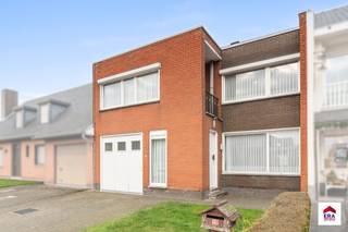 Verzorgde woning met 4 slaapkamers, tuin en garage op 275m² in Egem!Ligging: Mooie centrumligging, vlakbij basischool, bakker en slager. Op 10...