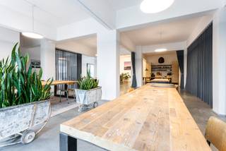 Ontdek dit unieke moduleerbare handelspand uit de jaren '60 op de trendy Slachthuissite.In 2015 is het pand volledig getransformeerd tot een moderne...