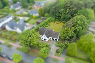 <p>À VENDRE : Villa d'exception sur un vaste terrain d'environ 25 ares, situé Mosselerlaan à Genk !<br />Cette spacieuse villa bénéficie d'un emplacement particulièrement attrayant sur la Mosselerlaan à Genk. La propriété est implantée sur un terrain exceptionnellement large d’un peu moins de 25 ares, d’une largeur d’environ 34 mètres, et offre une combinaison unique d’espace, d’intimité et de possibilités.<br />En entrant dans la maison, vous découvrez un hall d’entrée particulièrement spacieux et accueillant, qui souligne d’emblée le caractère grandiose de la villa. La maison dispose également d’un vaste espace de vie avec parquet, d’une cuisine indépendante offrant une vue magnifique sur le jardin, de trois chambres, d’une salle de bains avec baignoire et double lavabo, ainsi que de deux toilettes séparées. Elle comprend en outre deux garages intégrés et une cave pratique.<br />Au premier étage, attenant au couloir de nuit et accessible par une double porte, se trouve un vaste espace non aménagé au-dessus des garages. Cet espace offre d’intéressantes possibilités d’extension et peut notamment être aménagé en chambres supplémentaires, en bureau, en salle de loisirs ou en suite parentale.<br />À l’extérieur, le jardin magnifiquement aménagé constitue sans aucun doute l’un des principaux atouts de cette propriété. Particulièrement spacieux, il offre, grâce à sa végétation abondante, un cadre de vie agréable, empreint de calme et d’intimité. La terrasse partiellement couverte donne sur cet écrin de verdure et constitue un endroit idéal pour profiter de la vie en plein air.<br />Situation :<br />La villa est située dans une rue résidentielle et verdoyante, avec des parcelles spacieuses et une qualité de vie agréable. Vous y vivrez au calme et en toute intimité, tout en étant à proximité du centre de Genk.<br />Les écoles, les commerces, les restaurants, la gare et les autres commodités quotidiennes sont facilement accessibles. La proximité des principaux axes routiers et de l’E314 garantit également une excellente accessibilité. Cet emplacement offre donc une combinaison attrayante entre calme résidentiel, espaces verts et liaison fluide avec le centre-ville et la région environnante.<br />Agencement :<br />Rez-de-chaussée : vaste hall d’entrée, toilettes séparées, spacieux espace de vie avec parquet et salle à manger, cuisine indépendante donnant sur le jardin et deux garages intégrés.<br />1er étage : Escalier fixe, vaste hall de nuit, 3 chambres, salle de bains, WC séparé et un vaste espace d'extension non aménagé au-dessus des garages, accessible par une double porte.<br />Sous-sol : Cave pratique.<br />Extérieur : Jardin exceptionnellement large et joliment aménagé avec une terrasse partiellement couverte.<br />Atouts :<br />- Emplacement résidentiel et verdoyant dans la Mosselerlaan à Genk !<br />- Parcelle exceptionnellement large d’un peu moins de 25 ares, d’une largeur d’environ 34 mètres !<br />- Hall d’entrée particulièrement spacieux et accueillant !<br />- Jardin magnifiquement aménagé, offrant beaucoup de verdure, de calme et d’intimité !<br />- Espace de vie spacieux avec parquet !<br />- 3 chambres à coucher à part entière !<br />- Deux garages intégrés !<br />- Cave pratique !<br />- Possibilités d'agrandissement intéressantes au premier étage !<br />- Possibilité de créer des chambres supplémentaires, un bureau, un espace de loisirs ou une suite parentale !<br />- Magnifique vue depuis la cuisine sur le vaste jardin !<br />- Villa de caractère aux volumes généreux, située dans un cadre exceptionnel !<br />PEP F, numéro de certificat 20260707-0003912246-RES-1<br />Note G : A<br />Note P : A<br />Informations urbanistiques : zone résidentielle – permis de construire – pas de droit de préemption <br />Source : surface habitable EPC<span></span></p>