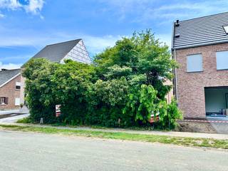 Bouwgrond 2a 02ca te koop voor gesloten bebouwing met zuidoostelijke oriëntatie. De bouwgrond is gelegen in rustige en gezinsvriendelijke buurt, weg...